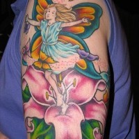 Lilie Blume und Fee farbiges Tattoo
