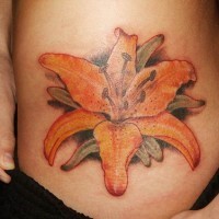 Tatuaje en la cadera de un lirio naranja