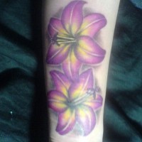 due gigli alpini colore viola tatuaggio