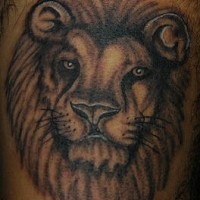 El tatuaje de la cabeza de un leon negro