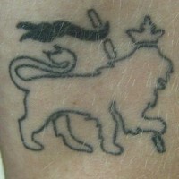Löwe in der Krone mit Flagge Tattoo