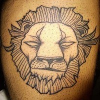 El tatuaje original de la cabeza de un leon negro