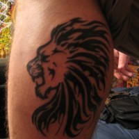 El tatuaje tribal de la cabeza de un leon en perfil en color negro