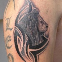 El tatuaje tribal de la cabeza de un leon Leo hecho en le brazo