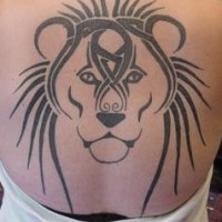 El tatuaje sencillo tribal de la cabeza de un Leon negro en la espalda