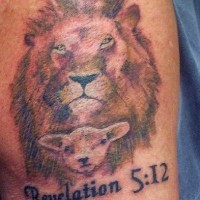 El tatuaje de la cabeza de un león con una obeja con cita bíblica de revelación apokalipsis 5:12