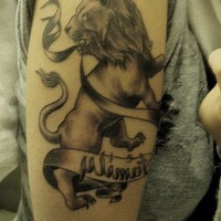 El tatuaje heráldico de un león en negro con una palabra