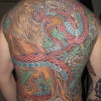 El tatuaje sobre toda la espalda de un leon peleando con una serpiente hecho a color