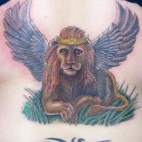 El tatuaje de un leon angel con alas y una corona en color