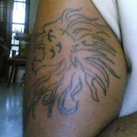 El tatuaje sencillo lineado de la cabeza de un leon rugiendo de color negro en el brazo