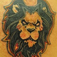 El tatuaje de la cabeza de un leon enojado agresivo con una corona