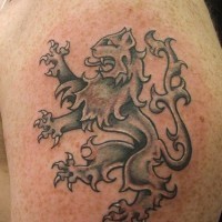 El tatuaje heraldico de un leon negro en el brazo o hombro