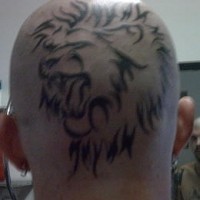 El tatuaje sencillo negro de la cabeza de un leon rugiendo hecho en lacabeza