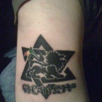El tatuaje negro de la estrella de david con un leon y letras hebreas