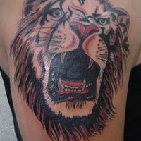 El tatuaje de la cabeza de un leon rugiendo en color en el brazo o hombro