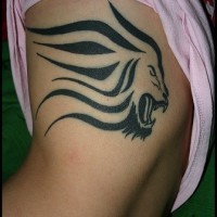 Löwenkopf Tribal Tattoo an der Brust