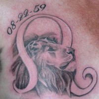 El tatuaje de leon y el simbolo de zodiaco con fecha de nacimiento