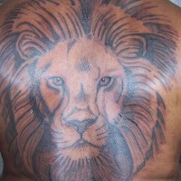 Großer Löwenkopf Tattoo am Rücken