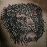 Schwarze Tinte Löwe Tattoo an der Brust