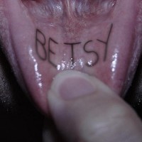 Tatuaje en el labio, betsy, letra redonda, sutil