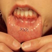 Tatuaje en el labio, xxx, letras pequeñas, bonita