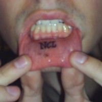 Un court mot NCL le tatouage sur la lèvre