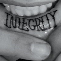 Le tatouage de mot intégrité à gros lettres sur la lèvre