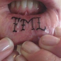 Tatuaje en el labio, fml, letra redonda, labio inferior