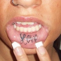 Tatuaje en el labio, grande letra cursiva, love, amor