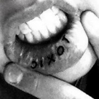 Tatuaje en el labio, inscripción al revés, toxic, letra simple