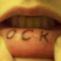 Tatouage de mot courte ock sur la lèvre à l'encre noir