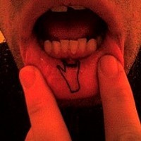 Tattoo mit coolem Rocker Handzeichen an der Lippe