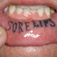 Tatuaje en el labio, sore lips, letras grandes estilo ordinario