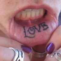 Un joli mot conçu l'amour le tatouage sur la lèvre