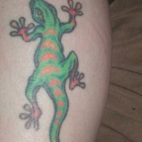 El tatuaje de una lagartija de color verde