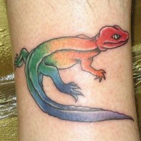 El tatuaje de una lagartija de colores arcoiris