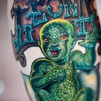 El tatuaje de un bebe con piel de lagarto de color verde