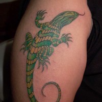El tatuaje de una lagartija de color verde y amarillo
