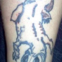 El tatuaje sencillo de una lagartija de color negro con ojos grandes