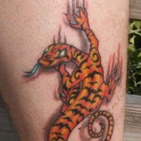 El tatuaje de una lagartija rascando la piel de color naranja y negro