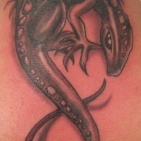 El tatuaje de una lagartija en forma de simbolo de eternidad en el cuello y espalda