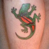 El tatuaje de una lagartija de color verde y rojo