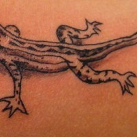 El tatuaje realista de una lagartija negra