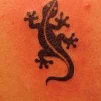 El tatuaje tribal de una lagartija pequeña en color negro