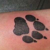 Tattoo mit schwarzem Wolfschritt