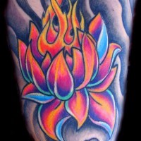 el tatuaje muy bonito de una flor de loto con llamas de fuego en el humo negro