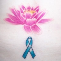 el tatuaje muy tierno y bonito de una flor de loto de color rosa y un simbolo de lucha contra el SIDA