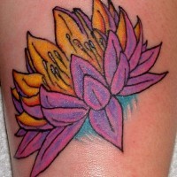 el tatuaje de una flor de loto en color morado y amarillo