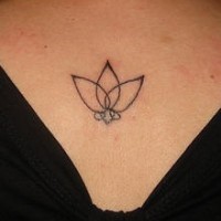 el tatuaje minimalista y lineado de una flor de loto en color negro