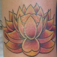 el tatuaje de una flor de loto en color naranja